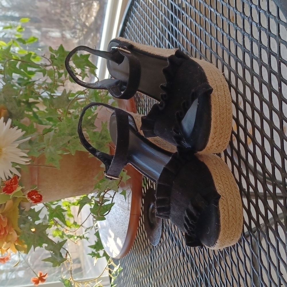 Really cute womens shoes size 41 in black with rope lace around the sole…
